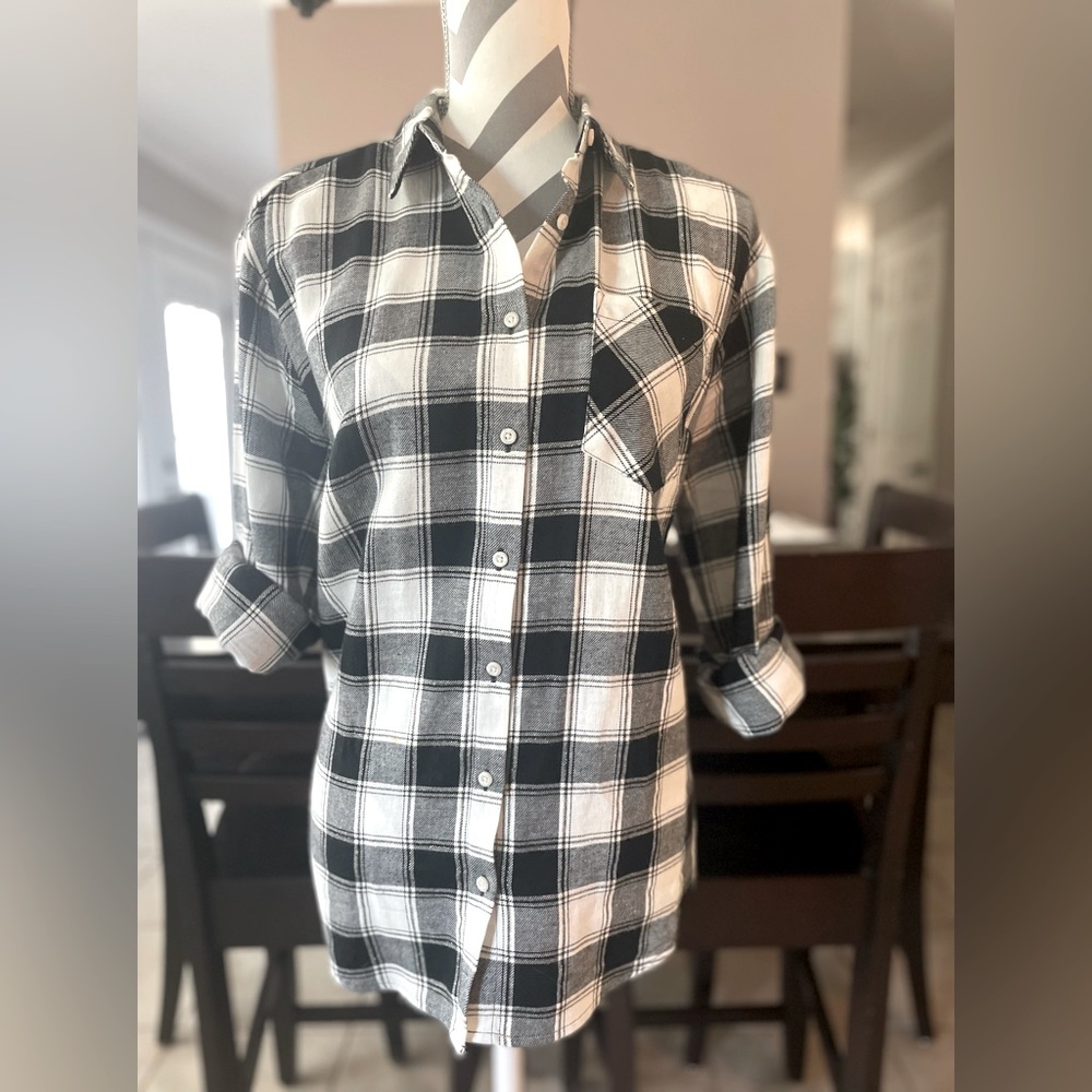 Black/white/ Buffalo plaid long sleeve top. With gold woven in. Size Medium.